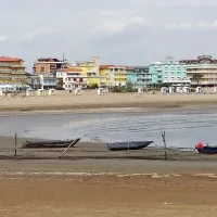 Caorle je svojo hotelsko ponudbo vzdolž dolgih mivkastih plaž razvil okrog starega mestnega središča iz rimske dobe.