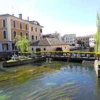 Portogruaro leži ob manjši reki Lemene.