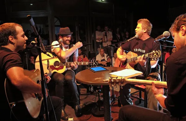 Tako so v Circolu konec septembra 2012 Stonese interpretirali  (z leve): Rudi Bučar,  Matevž Šalehar - Hamo, Tomislav 
Jovanović - Tokac in Samo Budna.   