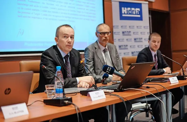 Predsednik poslovodnega odbora Hidrie Iztok Seljak (v sredini) vidi prodajo IMP Klime kot zmagovito potezo za godoviško 
družbo in njene zaposlene, za Hidrio in kupca.