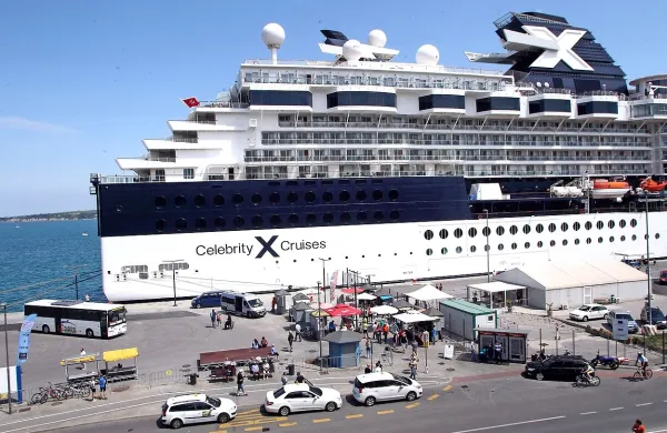V Koper sta danes pripluli dve potniški ladji, Celebrity 
Constellation in Thomson Celebration s skupno 3400 potniki.