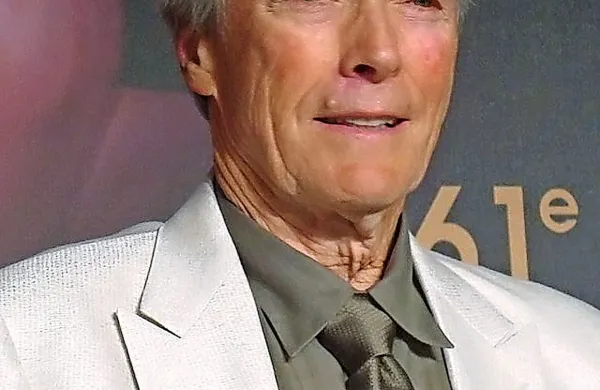 Clint Eastwood je za filma Neoproščeno in Punčka za milijon 
dolarjev je prejel oskarja za režijo.