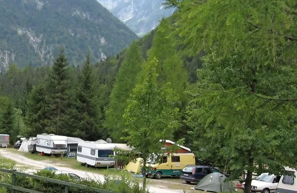 Okoli 16. ure  se je na cesti Trenta-Vršič v ovinku zagozdil 
avtobus z prikolico.