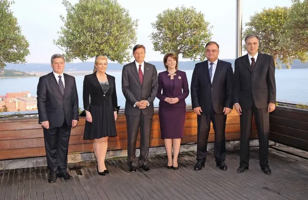 Pred srečanjem poslovnih voditeljev jugovzhodne Evrope 
Summit 100 so se  danes v Portorožu na neformalni večerji 
sestali predsedniki držav, ki sodelujejo v procesu Brdo.
