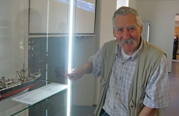 Branko Lončarič na modelu Roga kaže, kje  je imel kabino.
