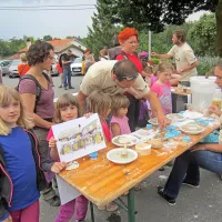 Otroci so na delavnici v okviru čezmejnega projekta RoofOfRock ustvarjali fosile in peščene slike. 

