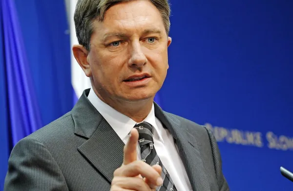 Predsednik republike Borut Pahor se je v videonagovoru 
državljanom, ki so ga medijem posredovali iz njegovega 
urada, opravičil za izrečene besede na nedavni Maturantski 
paradi, ki jih je bilo mogoče razumeti kot nespoštljive.