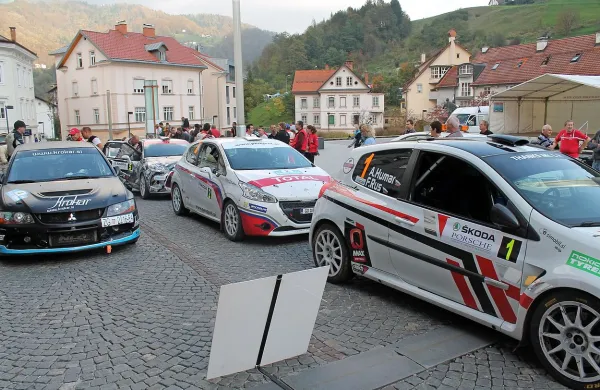 Clio Aleksa Humarja (desno)  v Velenju ni bil kos sodobnejšemu  peugeotu Roka Turka (za njim).

