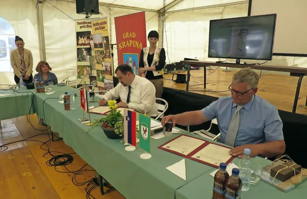 V sodelovanju s Krapino (župana pri podpisu pogodbe o 
tem), naj bi Divje babe obrnile nov list na zemljevidu 
prepoznavnosti.