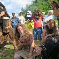 

Krapinski neandertalci pri netenju ognja. 