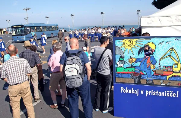 V koprsko pristanišče so se obiskovalci lahko odpeljali z 
avtobusi, ladjo in kolesi. 