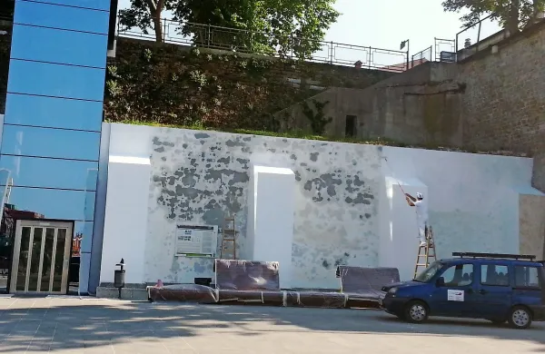 Zavod za varstvo kulturne dediščine ne dovoli, da bi bil zid 
kamnit, zato že obnavljajo skoraj nov omet. 