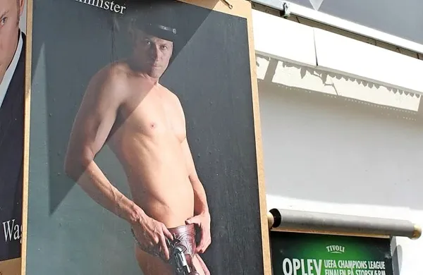 Eden od kandidatov za novega predsednika vlade na Danskem John Erik Wagner  se je skelel za plakate kampanje.