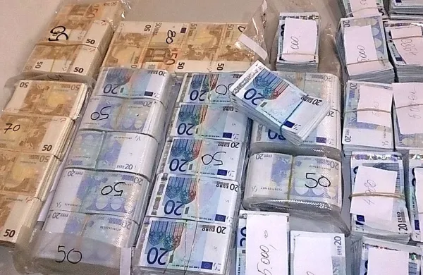 Cariniki so slovenskemu potniku zasegli 380.000 evrov.