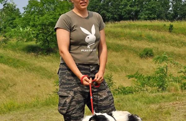 Neža Bric je učni pašnik zasnovala na podlagi dela s svojim 
psom pasme border collie. Fly ji družbo dela že sedem let. 