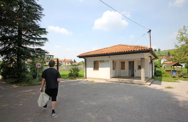 Na Pristavi je predvidena preureditev v mini muzej tihotapstva, za zdaj pa nekdanja 
carinarnica bolj kot ne propada.