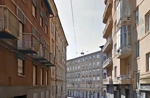 V ulici Risorta v Trstu je v noči na ponedeljek izbruhnil 
požar.