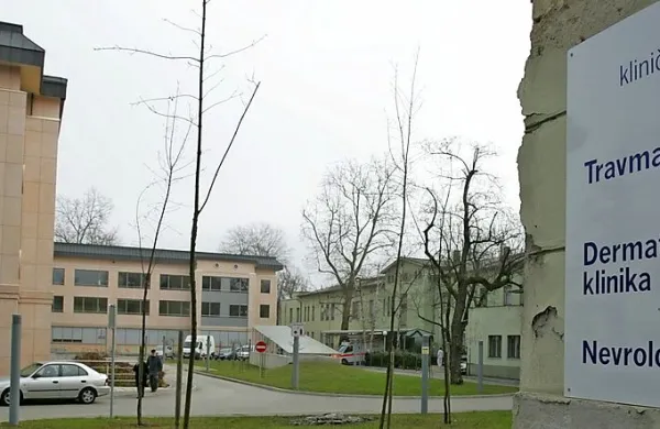 Drugostopenjsko razsodišče Zdravniške zbornice Slovenija 
nalaga predsedniku zbornice Andreju Možini, naj začne 
postopek za odvzem licence zdravniku Ivanu Radanu, ki ga 
policisti  sumijo umora sedmih ljudi.