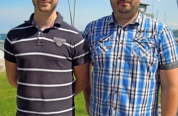 Matej Hočevar in Marko Štrkalj (z leve) iz Komunale Koper 
bosta skrbela za varnost kopalcev na suhem in za čisto 
okolje.