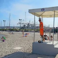 Na plaži Mokra mačka bodo za kopalce v morju skrbeli trije 
reševalci iz podjetja Royal.