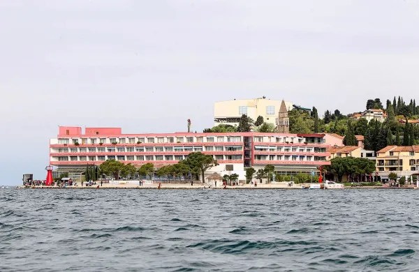 Novica o prihajajoči novi solastnici, DUTB, je vnesla negotovost med zaposlene v portoroških hotelih, tudi v Hotelih 
Bernardin.

