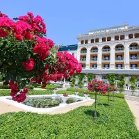 Duh internacionalizacije ni povsem obšel Portoroža - obnovljeni hotel Palace zadnjih sedem let vodi in upravlja 
mednarodna hotelska veriga Kempinski. 
