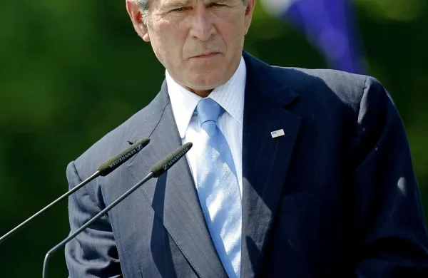Nekdanji ameriški predsednik George Bush mlajši je med 
Američani bolj priljubljen od sedanjega predsednika Baracka 
Obame.