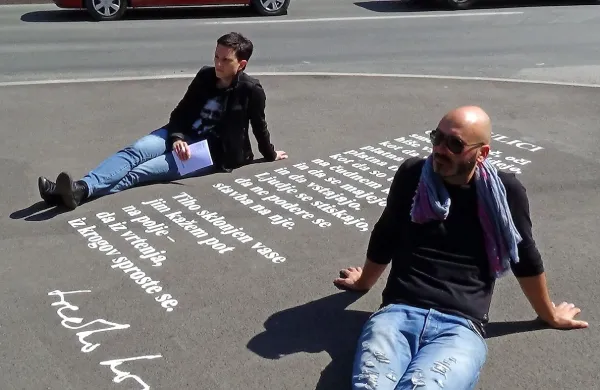 Mateja Kralj in Simon Kastelic sta   na pločniku pred tržnico v 
središču Sežane  v tla vrisala pesem Srečka Kosovela, ki nosi 
naslov Na ulici.