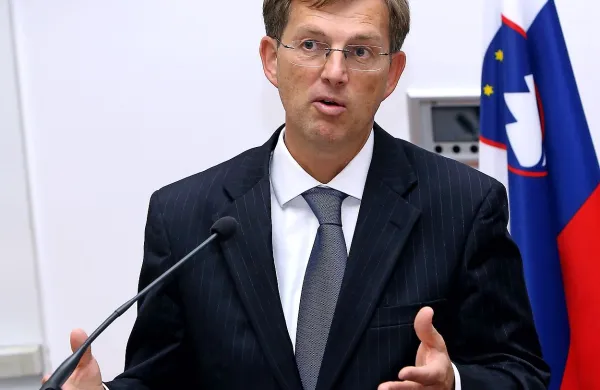 Ministrska ekipa na čelu s premierom Mirom  Cerarjem je 
danes na obisku  v primorsko-notranjski regiji. 