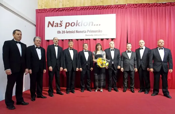 Nonet iz Mačkolj, zbor, v katerem je včasih kar deset, včasih pa tudi samo šest pevcev. 