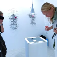  Fotografinja Anja Čop se je med zamaknjenim ogledovanjem 
ujela tako v objektiv  mladega fotografa kakor  našega.