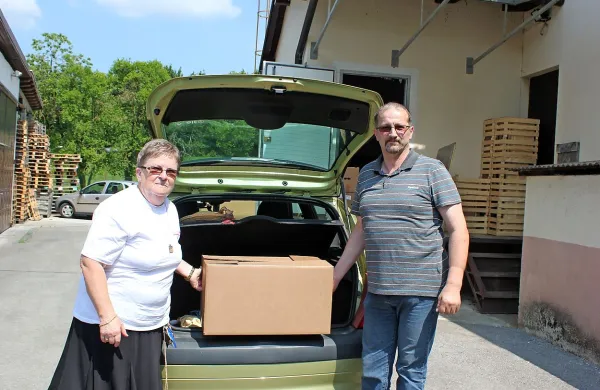 Predstavnica pivške župnijske Karitas Julka Dekleva je od 
Franca Hrvatiča prevzela donacijo jajc.