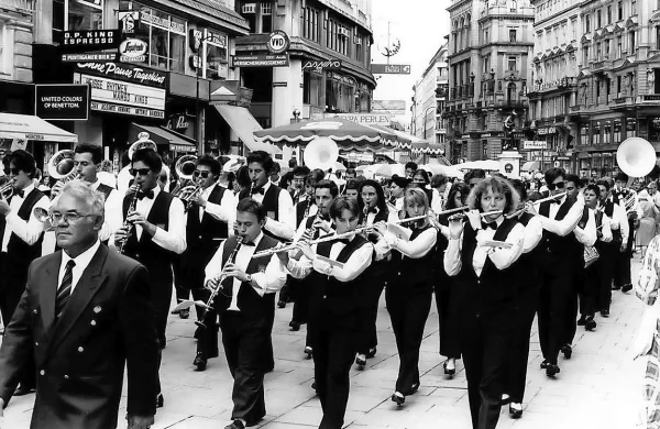 Tako je Umberto Radojkovič julija 1992 skozi Dunaj popeljal 
Mladinski pihalni orkester KUD Karol Pahor Piran, ki je na 
tamkajšnjem festivalu osvojil drugo nagrado.