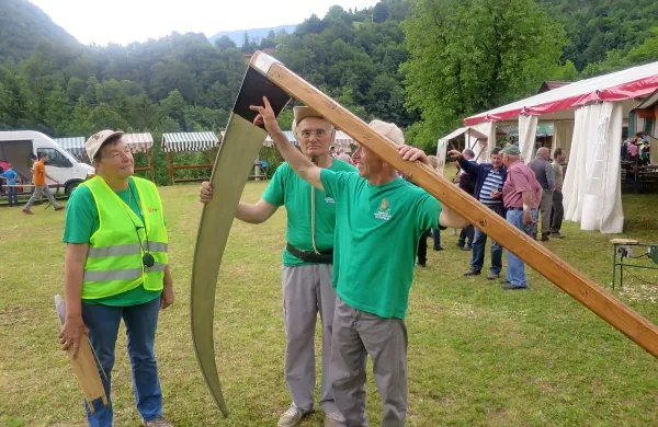 Orjaška kosa  za zabavo (ob njej izdelovalca in tekmovalca 
Karel Brelih in Janko Hadalin in časomerilka Zorana Hadalin.