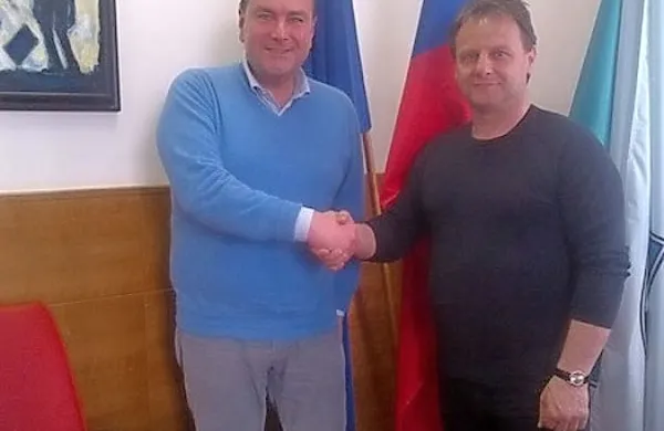 Lastnik podjetja Mrkeuro Rostyslav Mikhnevych (levo, ob 
njem župan Valter Mlekuž) pravi, da se je zaljubil v te kraje. 
Napoveduje, da bodo v Log pod Mangrtom pritegnili premožne turiste.