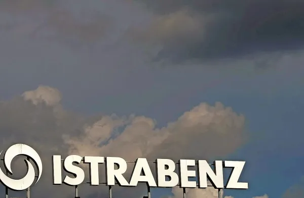Istrabenz je danes na Okrožno državno tožilstvo v Ljubljani in 
na Nacionalni preiskovalni urad (NPU) poslal obvestilo o 
sumu nepravilnosti pri nedavnem ravnanju DUTB glede 
upravljanja hotelov njegove hčerinske družbe Istrabenz Turizem.