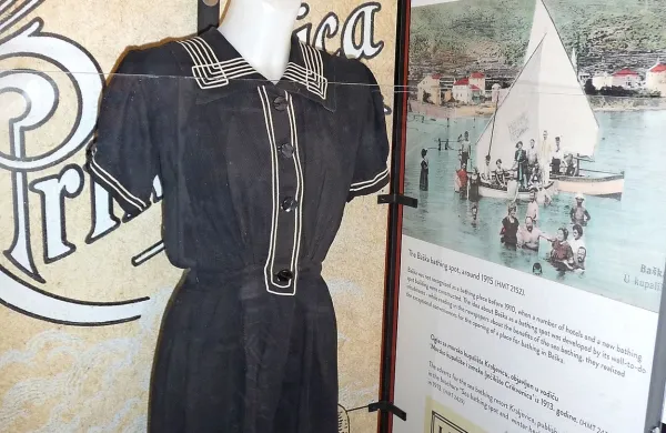 V takšnih kopalkah so se ženske kopale okrog leta 1890.