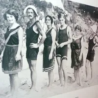 Skupina kopalcev na plaži v Lovranu leta 1911. 