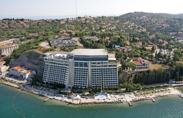 V okviru prevzema slabih terjatev od bank je bilo na DUTB 
prenesenih za 18 milijonov evrov terjatev do Hotelov Bernardin.