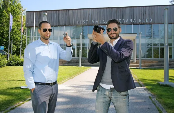 Soustanovitelja in organizatorja blejskega filmskega festivala 
Marko Gajić in Daniel Utješanović (desno) pred Festivalno 
dvorano, kjer bo potekala večina filmskih projekcij.  