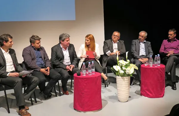 Sežanskemu županu Davorinu Terčonu (tretji z leve) so  o prednostih in slabostih gospodarskega delovanja v sežanski občini 
pripovedovali (z leve): Enrico Merlani, Andrej Kos, Peter medica, Marjan Mateta in Andrej Trampuž.