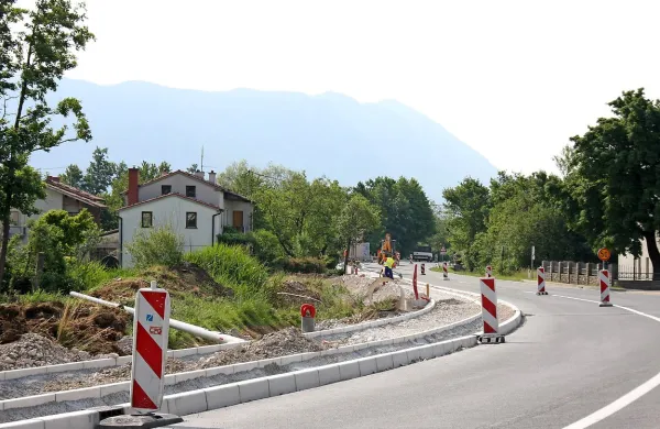 Ob Vipavski cesti bo pločnik