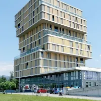 Primorje v stečaju je včeraj uspelo prodati enajst od 30 
stanovanj v Cedri. Še 19 pa jih ostaja praznih. 