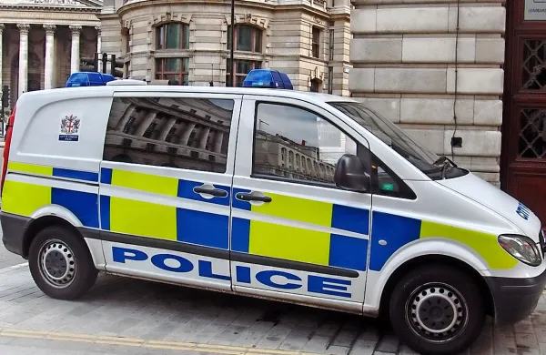 Londonski župan Boris Johnson je napovedal, da bodo 
londonski policisti od marca prihodnje leto opremljeni tudi s 
kamerami na uniformah. 