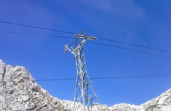 Po načrtih podjetja Duhovnik bi bilo v naklonjenem vremenu 
možno gondolsko žičnico obnoviti do zime. 