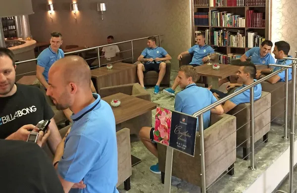 Reprezentanti so po zboru najprej opravili dolžnosti do 
sedme sile.
