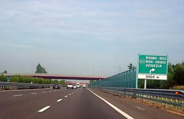 Včerajšnji dan na italijanski avtocesti A4 je postregel s 
70-kilometrsko kolono.