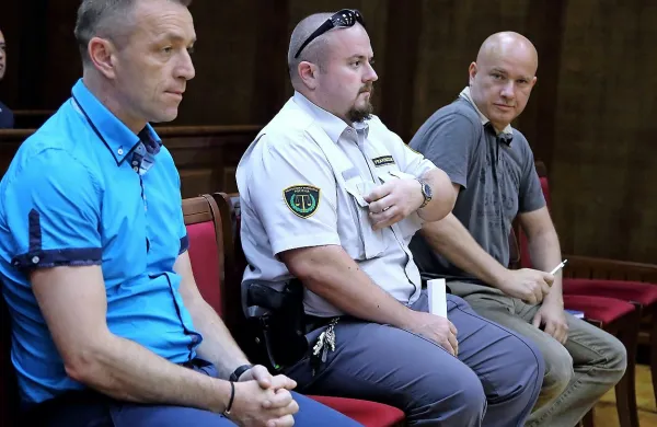 Igorja Jerota (prvi z leve) so  na sojenje pripeljali iz zapora na 
Dobu, po koncu obravnave pa so ga odpeljali v koprski zapor, 
kjer bo prestal preostanek kazni zaradi ponarejanja denarja. 
S soobtoženim Leonom Durakovićem sta včeraj zanikala 
očitke tožilstva.  