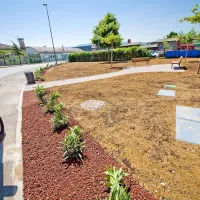 V Ulici 15. maja, tik ob  objektu Surovine in blizu  Rižanskega 
vodovoda, je Komunala Koper uredila manjši mestni park.
