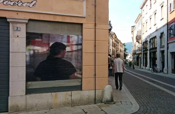  Eva Sajovic fotografije razstavlja tudi v goriški ulici Raštel, ki te dni živi z mladimi ustvarjalci.